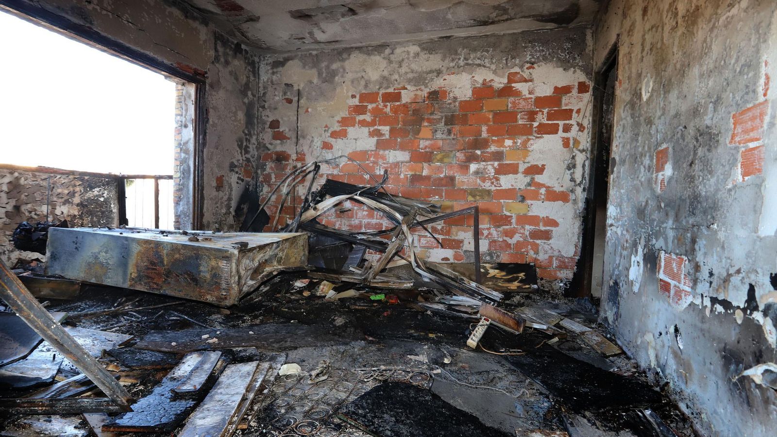 Estado en el que quedó la vivienda devastada por el fuego.