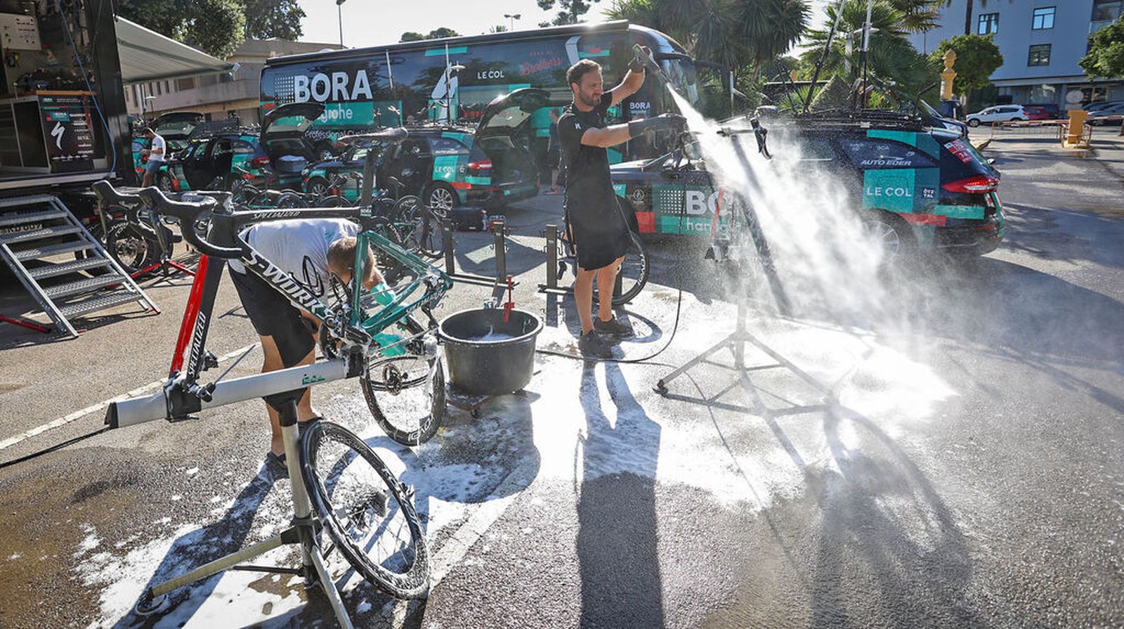 Los equipos aprovechan la jornada de descanso para poner a punto las bicicletas.