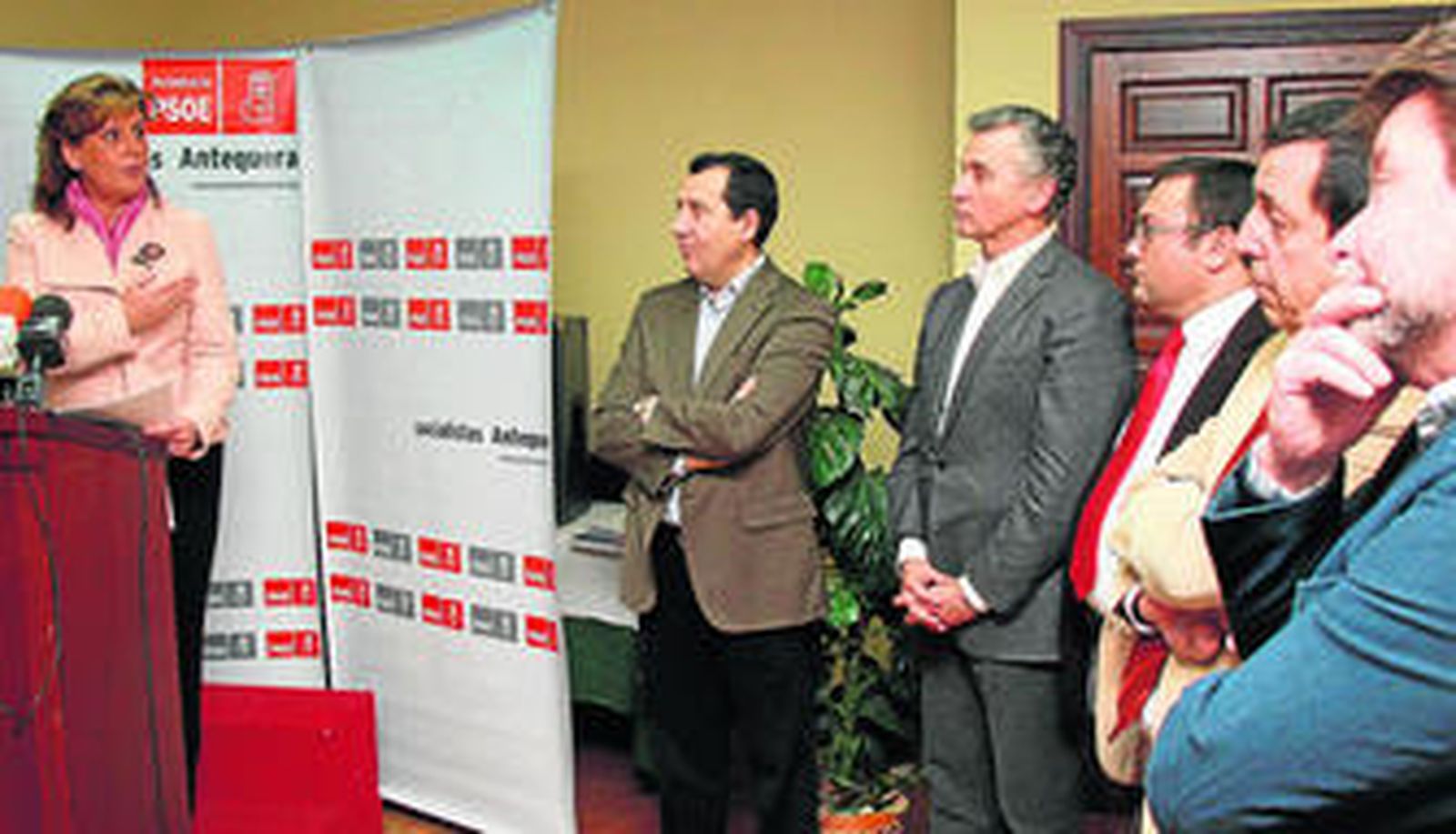 Rosa Torres habla ante Ruiz Espejo, Plata, Heredia, Millán y Romero, ayer en Antequera.