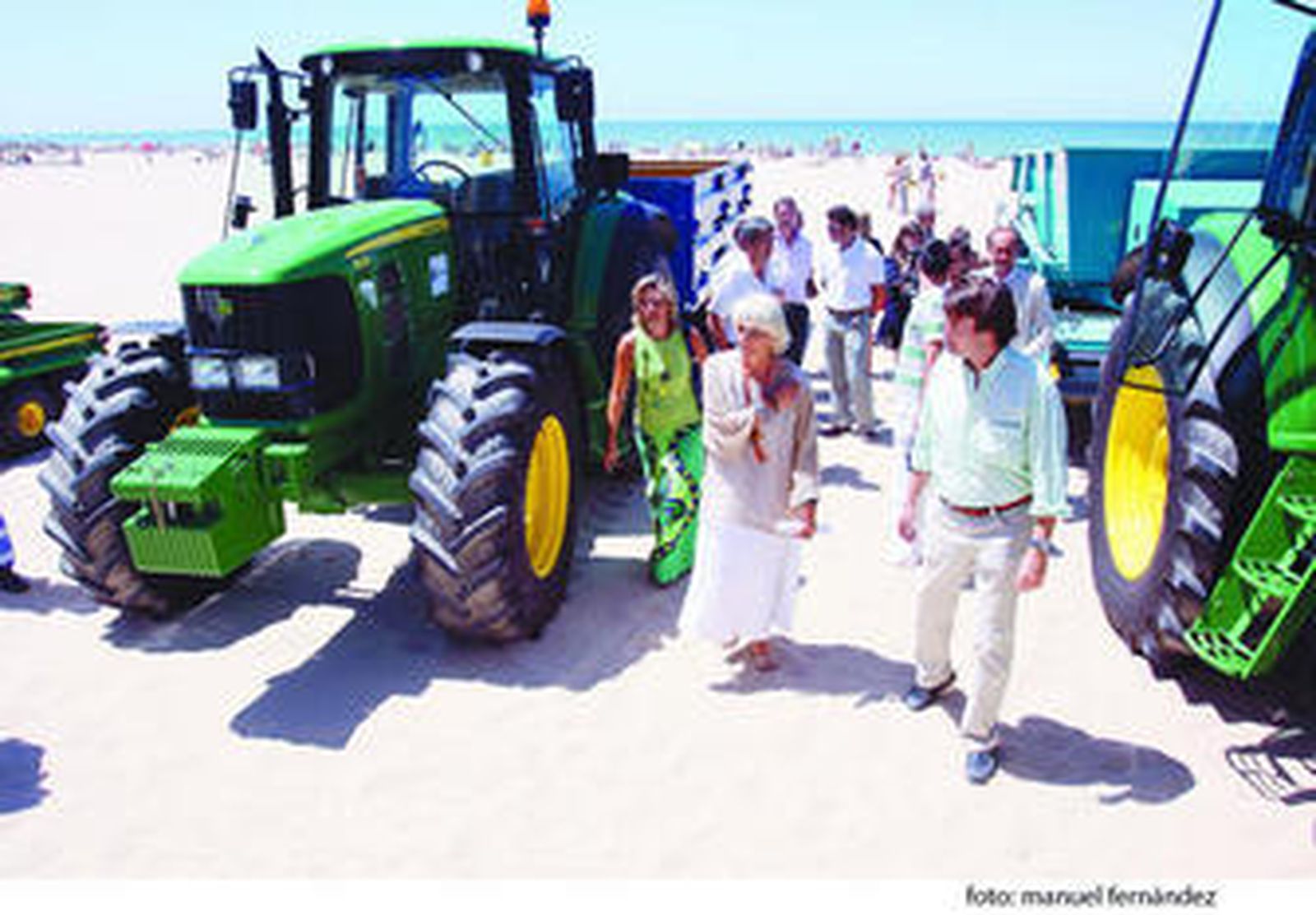 Teófila Martínez, en la presentación  de las nuevas máquinas para la limpieza de las playas