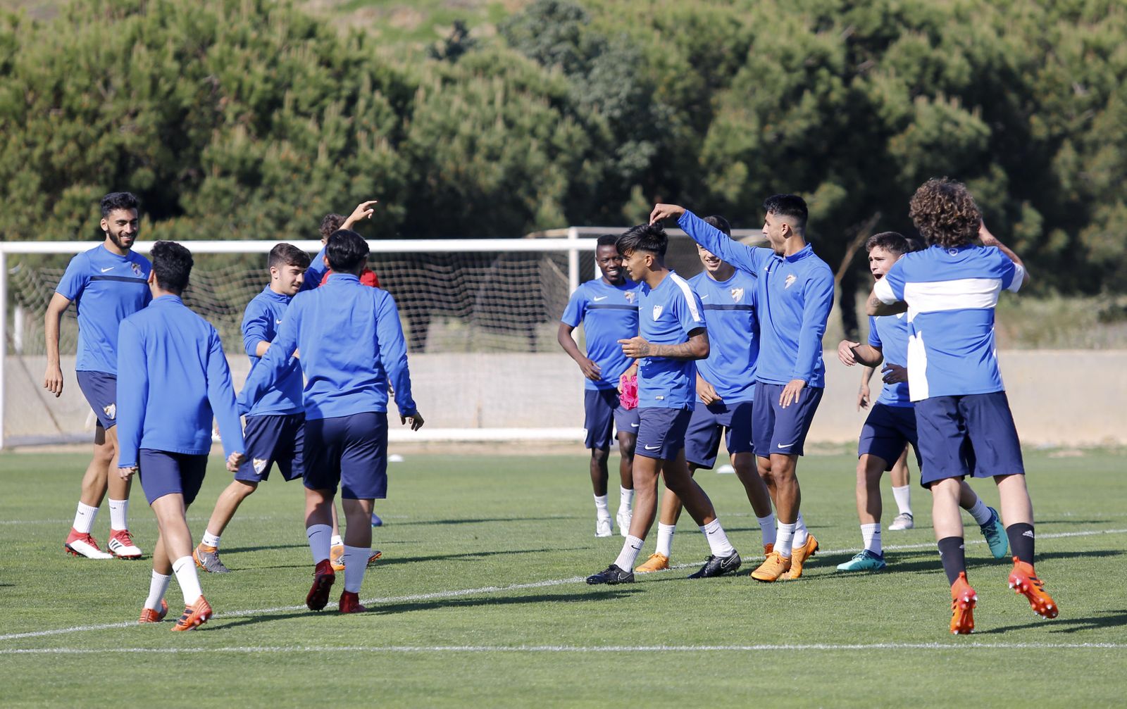 Varios de los jugadores blanquiazules se divierten durante un entrenamiento.
