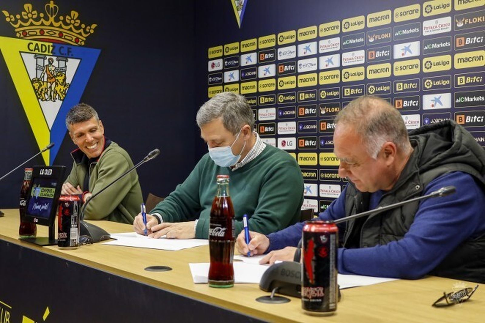 Javier Muiños, coordinador de la cantera, asiste a la firma del convenio entre el club cadista y el puertorrealeño.