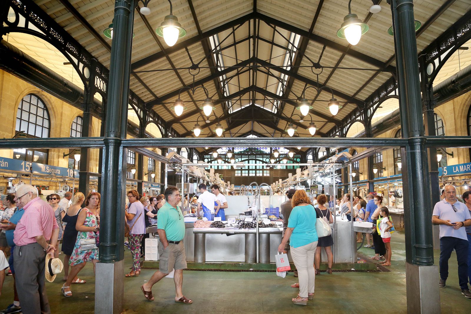 El mercado central de abastos cuenta con un total de 115 puestos.