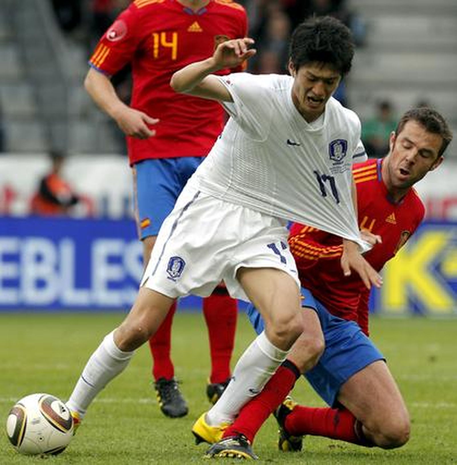 España sufre para superar a Corea en su penúltimo amistoso antes de viajar a Sudáfrica. / EFE