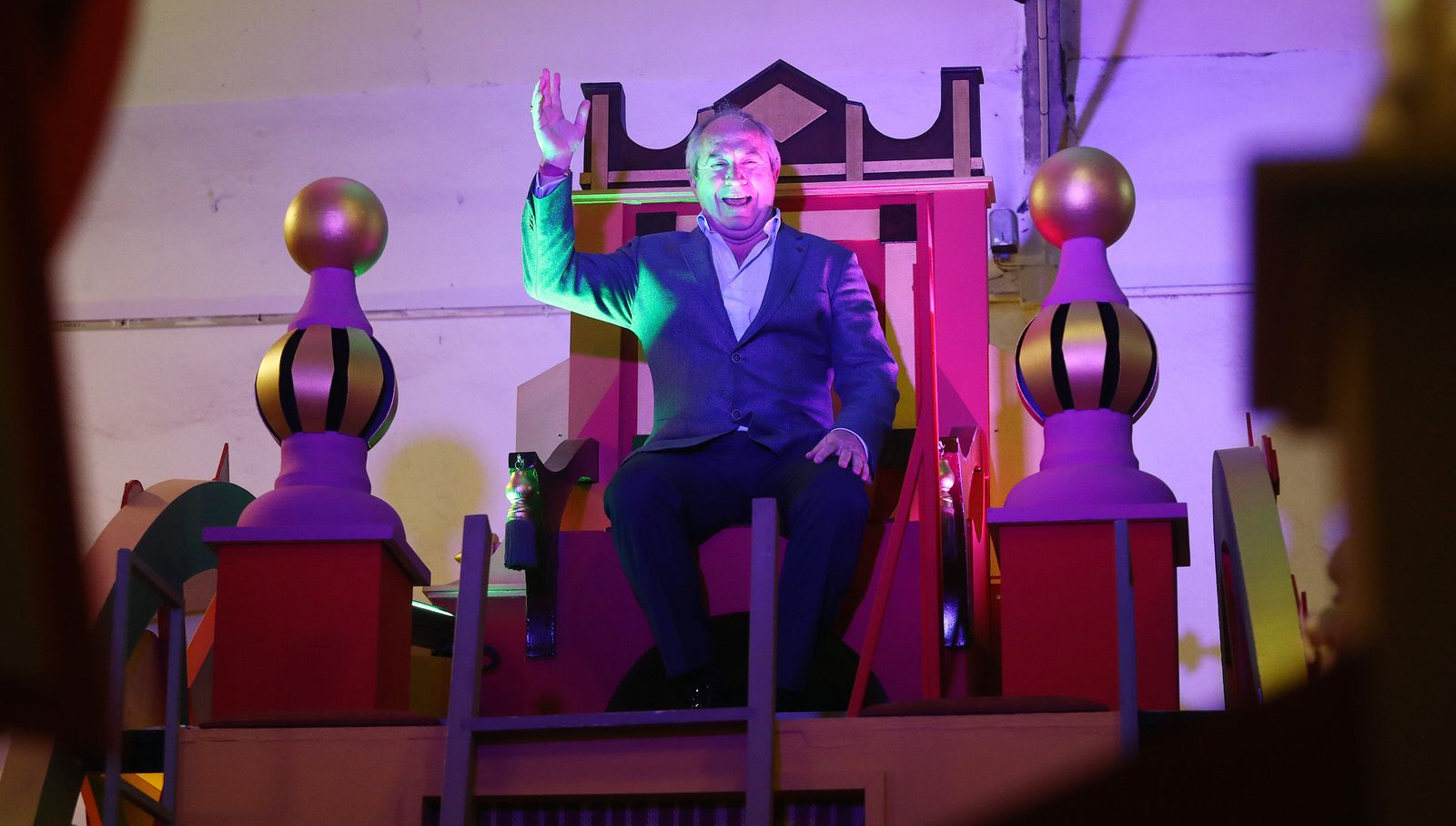 Rafael Pérez (Rey Melchor) saluda desde su carroza.