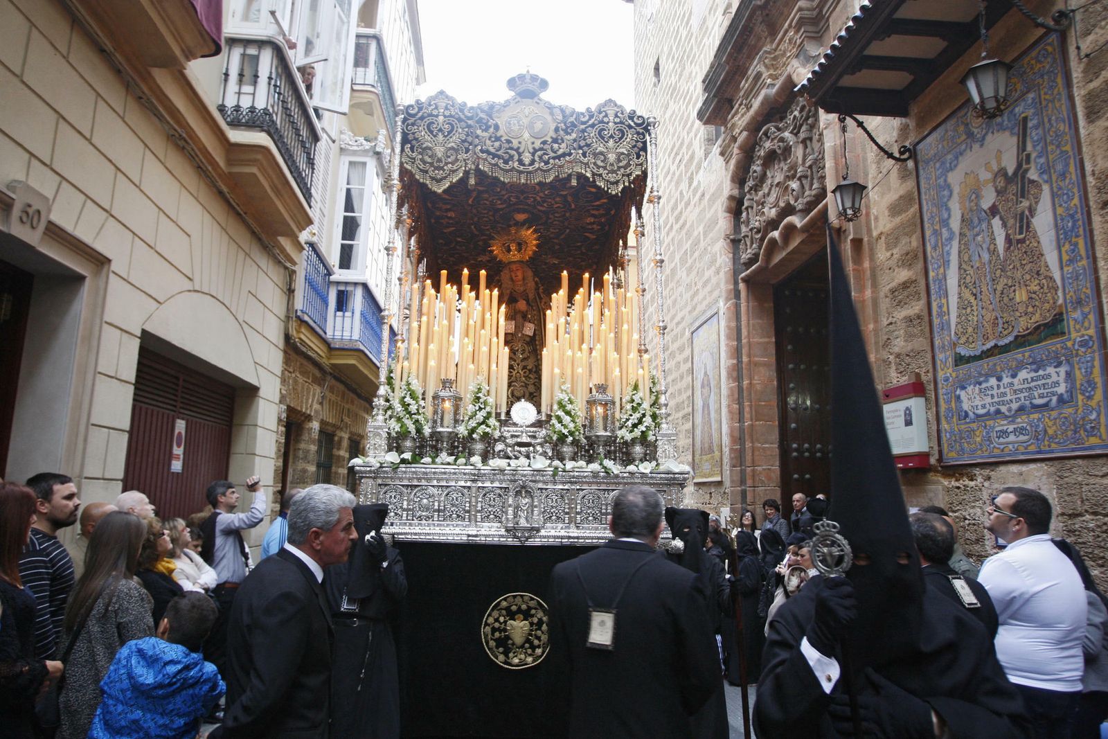 El paso de Nuestra Señora de los Dolores en su salida de la Semana Santa 2015.