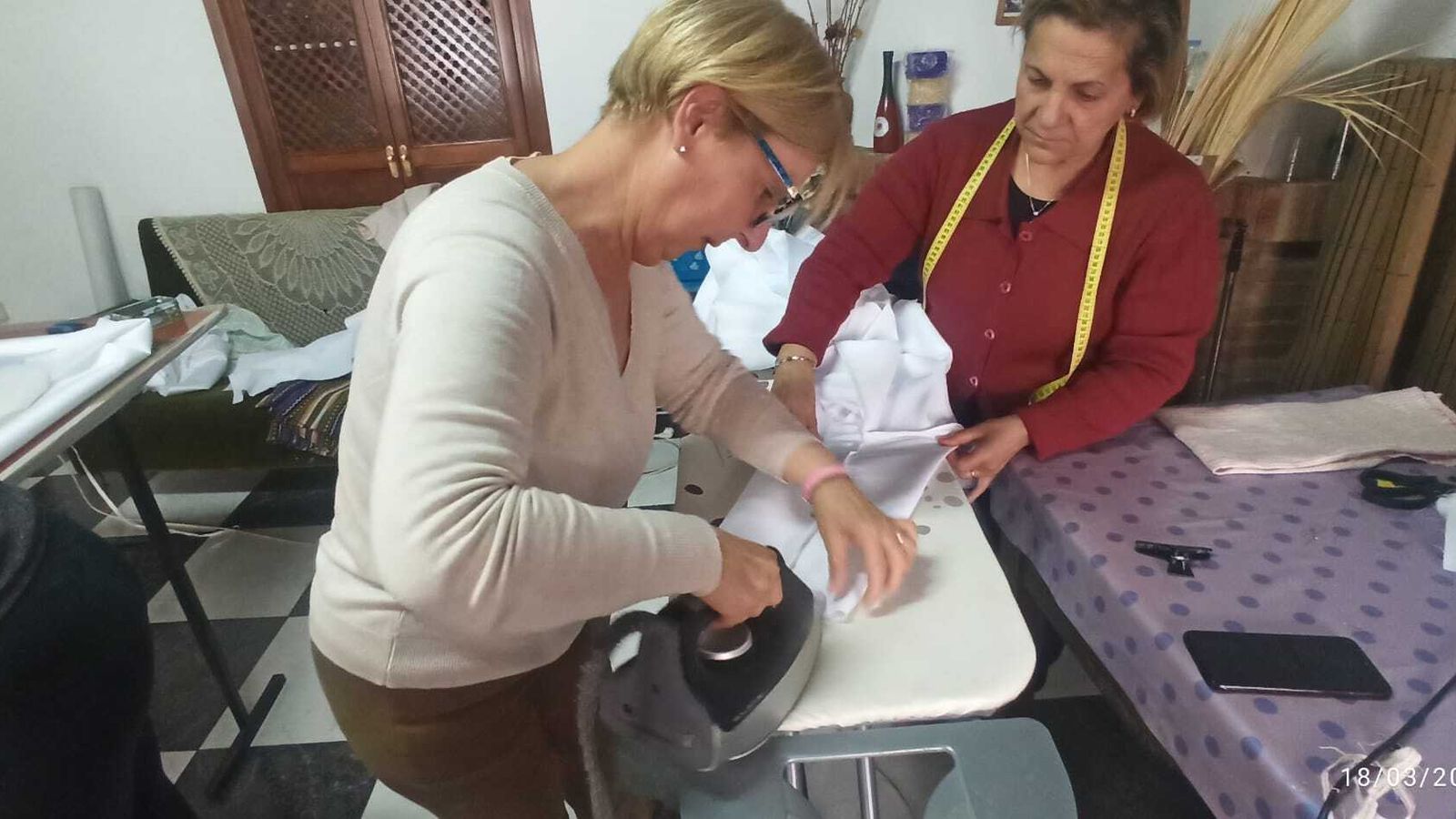 Diseño, corte, confección y plancha en el salón parroquial de la Casa Hermandad del Santo Cristo del Bosque de Bacares