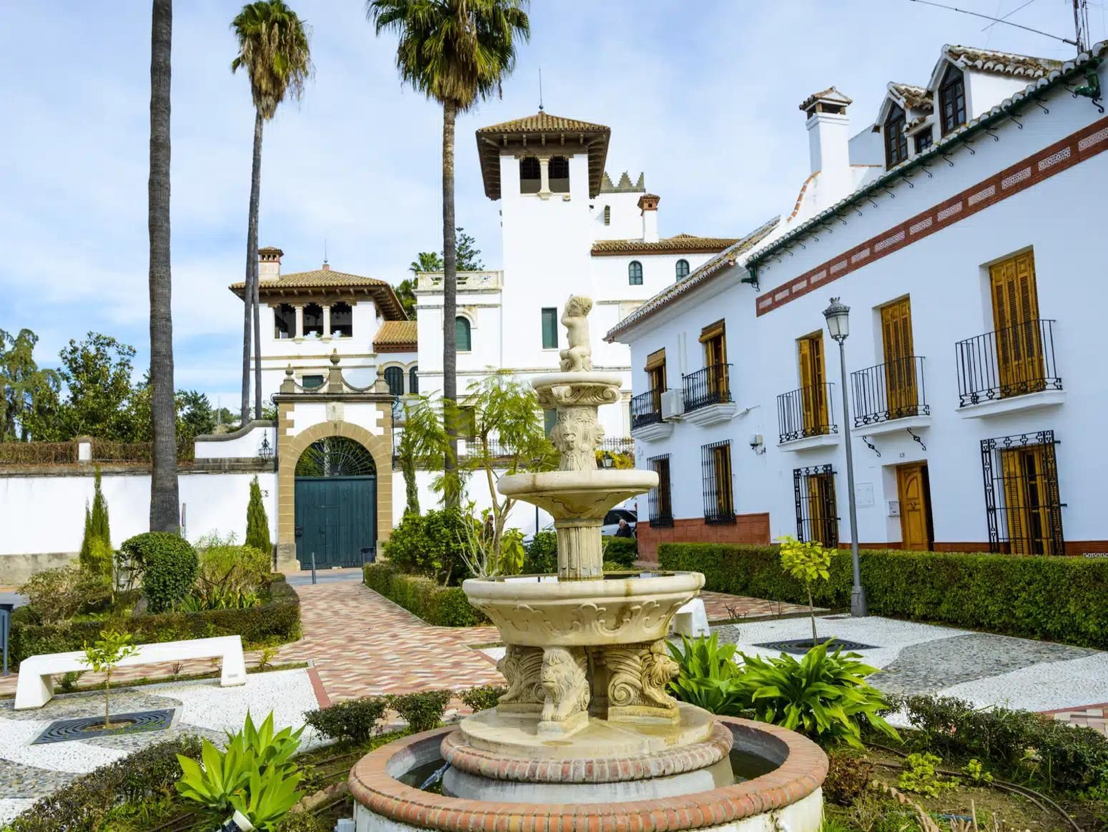 Plaza de Pizarra con el Palacio de los Condes de Puerto Hermoso al fondo.