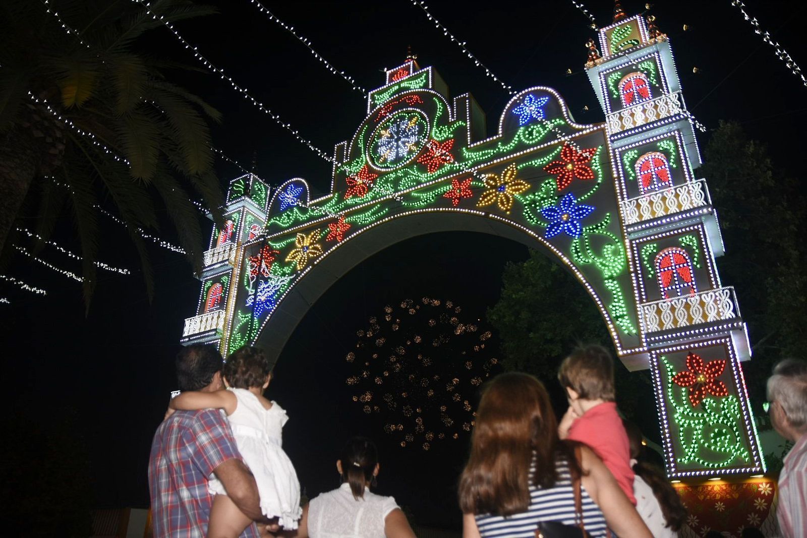 Encendido del alumbrado extraordinario, en la noche de ayer.
