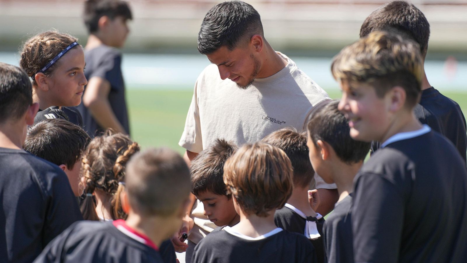 Lucas Robertone firma autógrafos en el Campus de Navidad del pasado año.