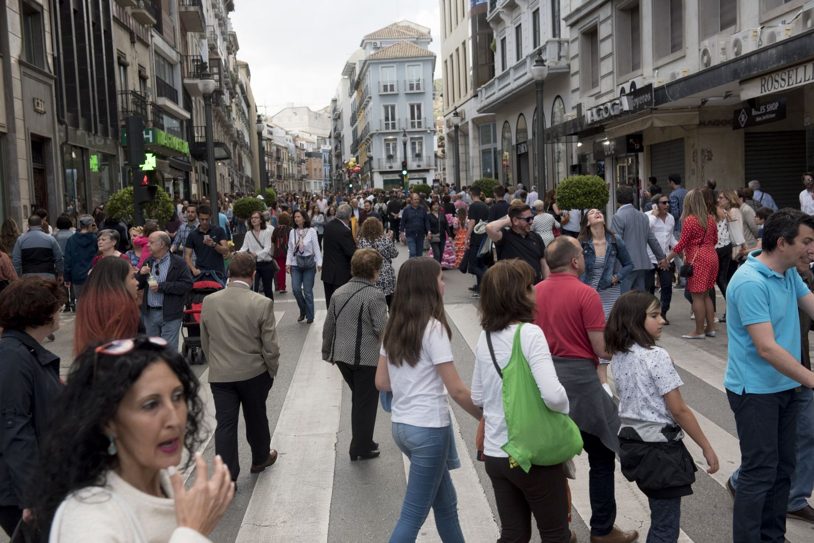 Cortes el tráfico en el Albaicín y en el centro por las aglomeraciones de gente
