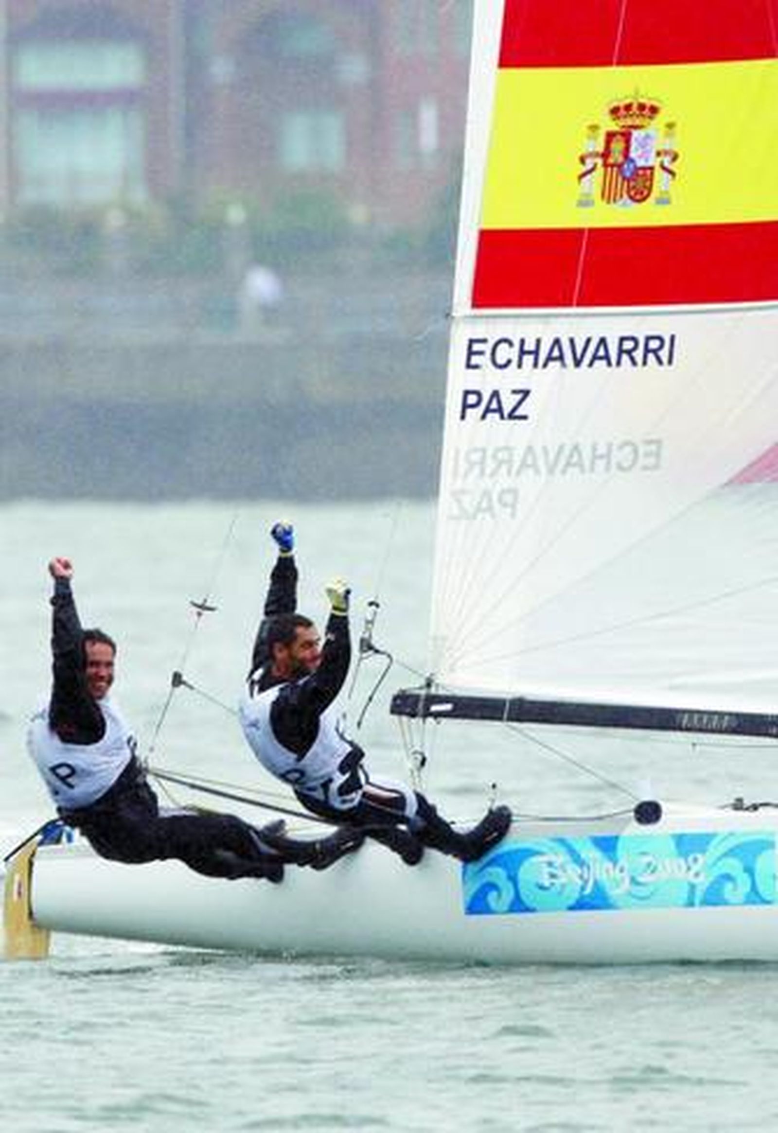 Fernando Echávarri y Antón Paz, exultantes después de conquitar el oro en Tornado.