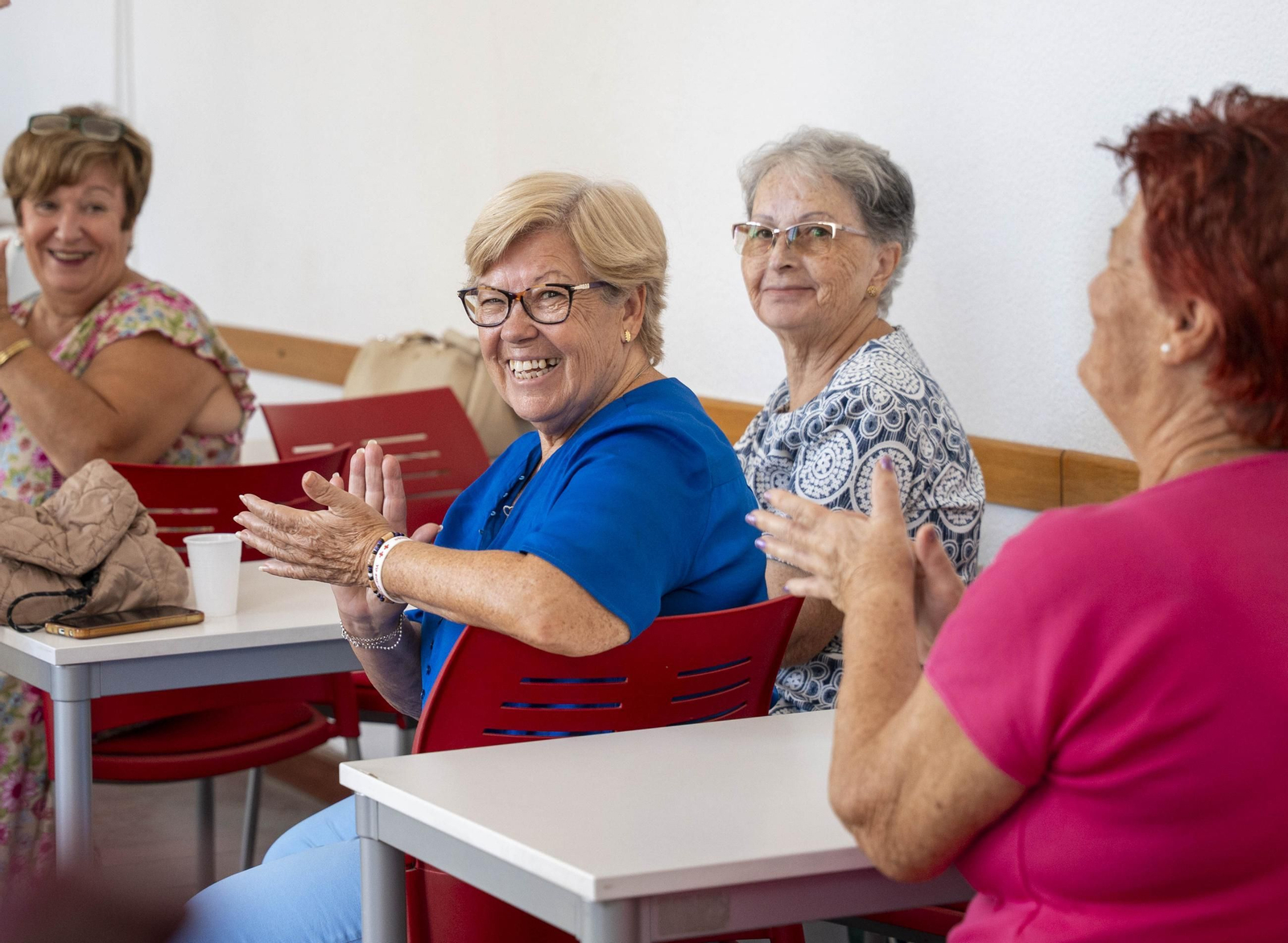Cruz Roja realiza la entrega de mantitas solidarias a las familias de acogida
