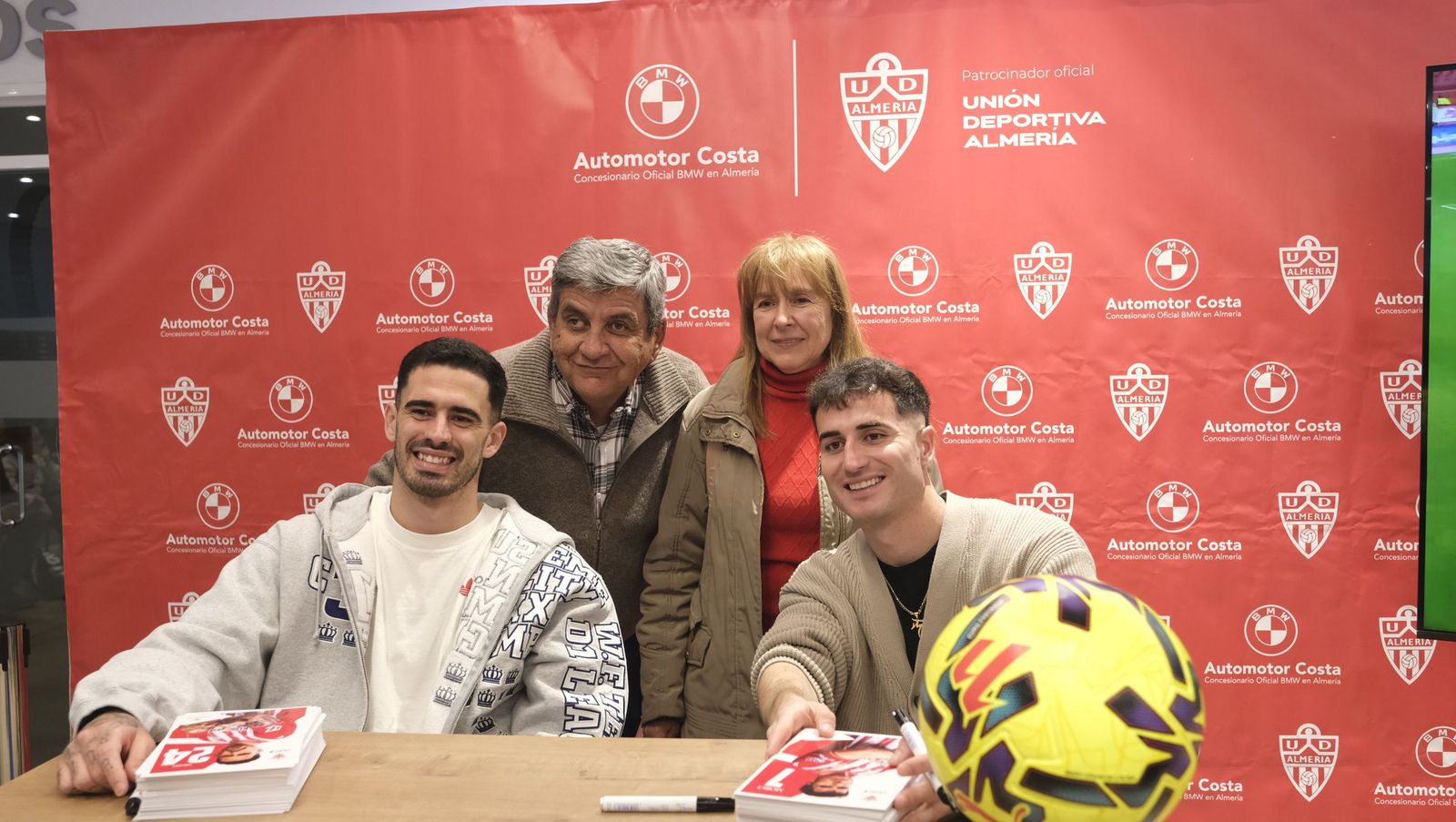 Jon Mocillo y Miguel de la Fuente firman autógrafos en Automotor Costa BMW