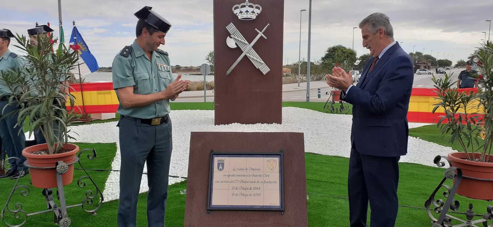 El alcalde y el teniente coronel jefe interino de la Comandancia de la Guardia Civil de Cádiz, durante el acto.