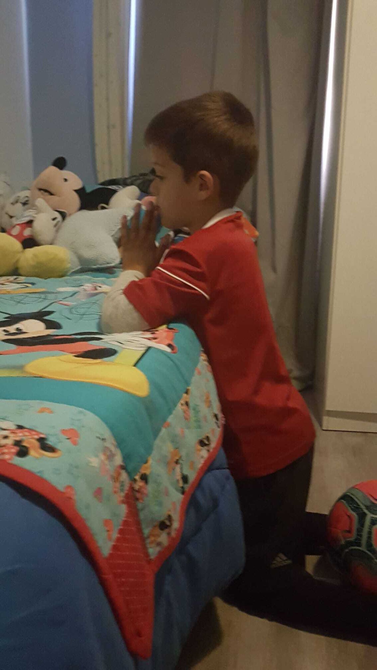 El pequeño Lucca reza poco antes de acostarse.