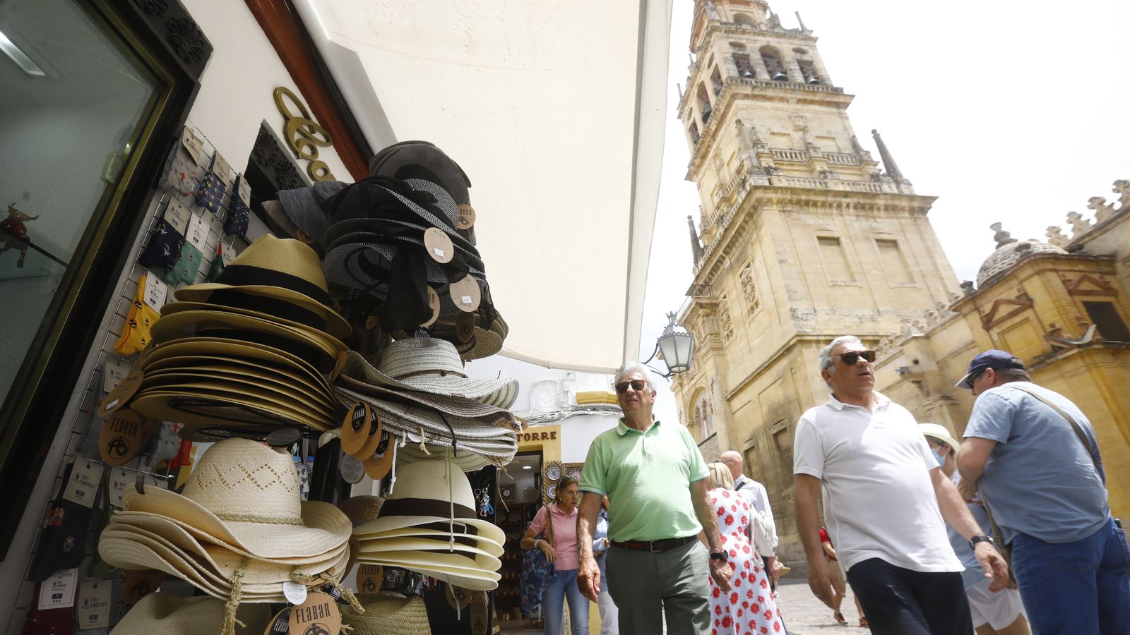 Sombreros apilados junto a la torre de la Catedral.