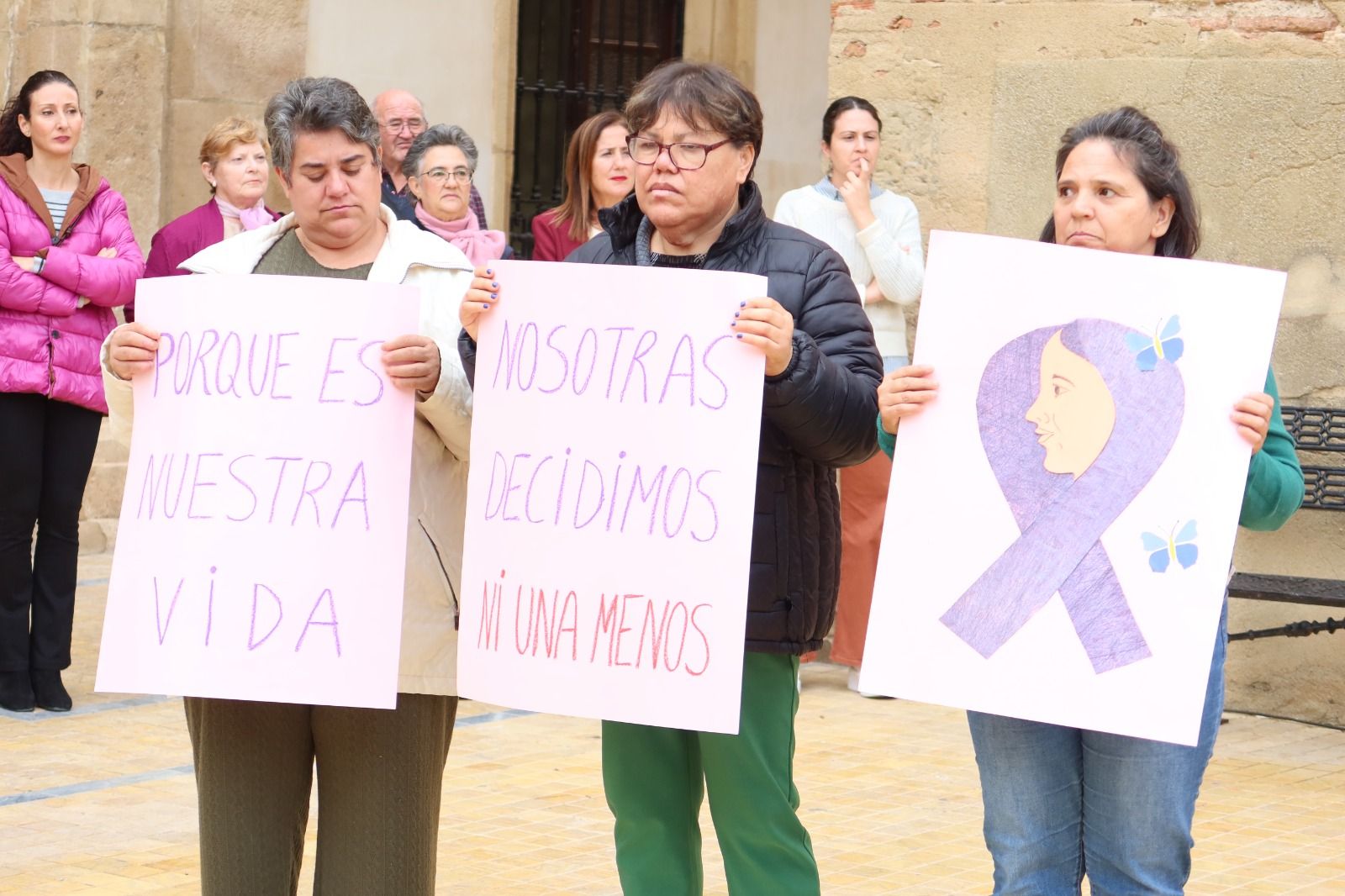 Mujeres veratenses portando pancartas reivindicativas.