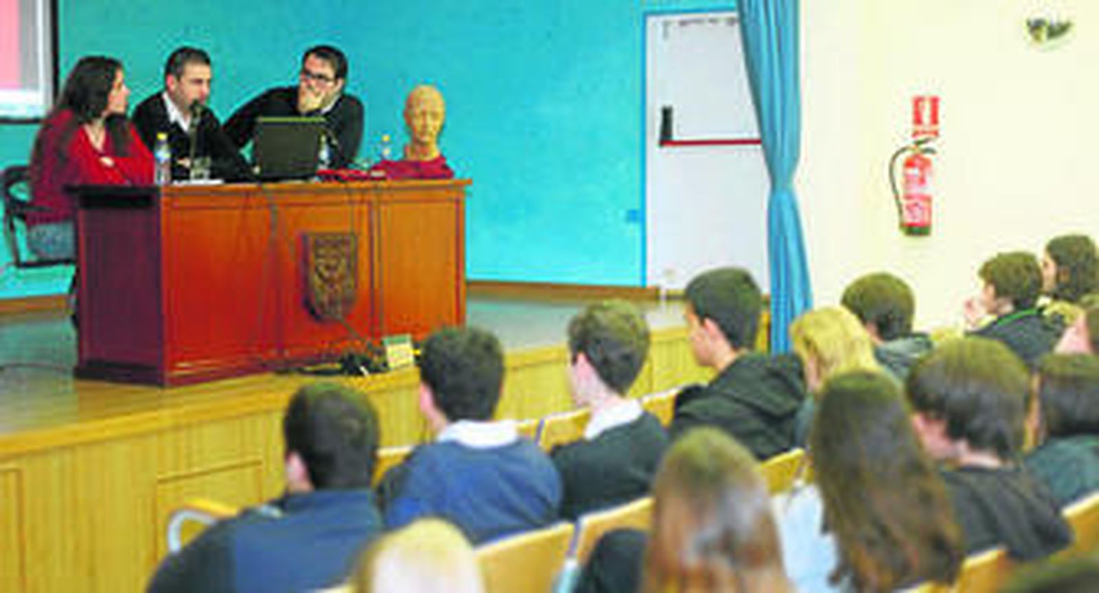 Los imagineros Ana Rey y Ángel Pantoja, con Luis García en el coloquio de ayer con alumnos de Argantonio.