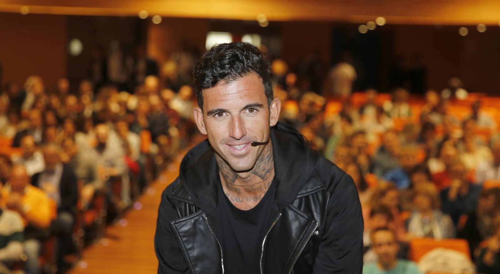 El autor en una de las presentaciones de su trabajo.