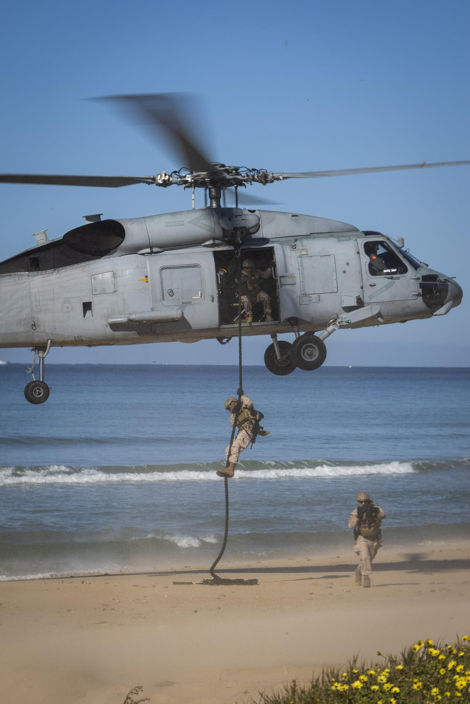 Las imágenes del gran desembarco de la OTAN en Barbate: aviones 'Harrier', helicópteros, lanchas e infantes de Marina asaltan la playa del Retín