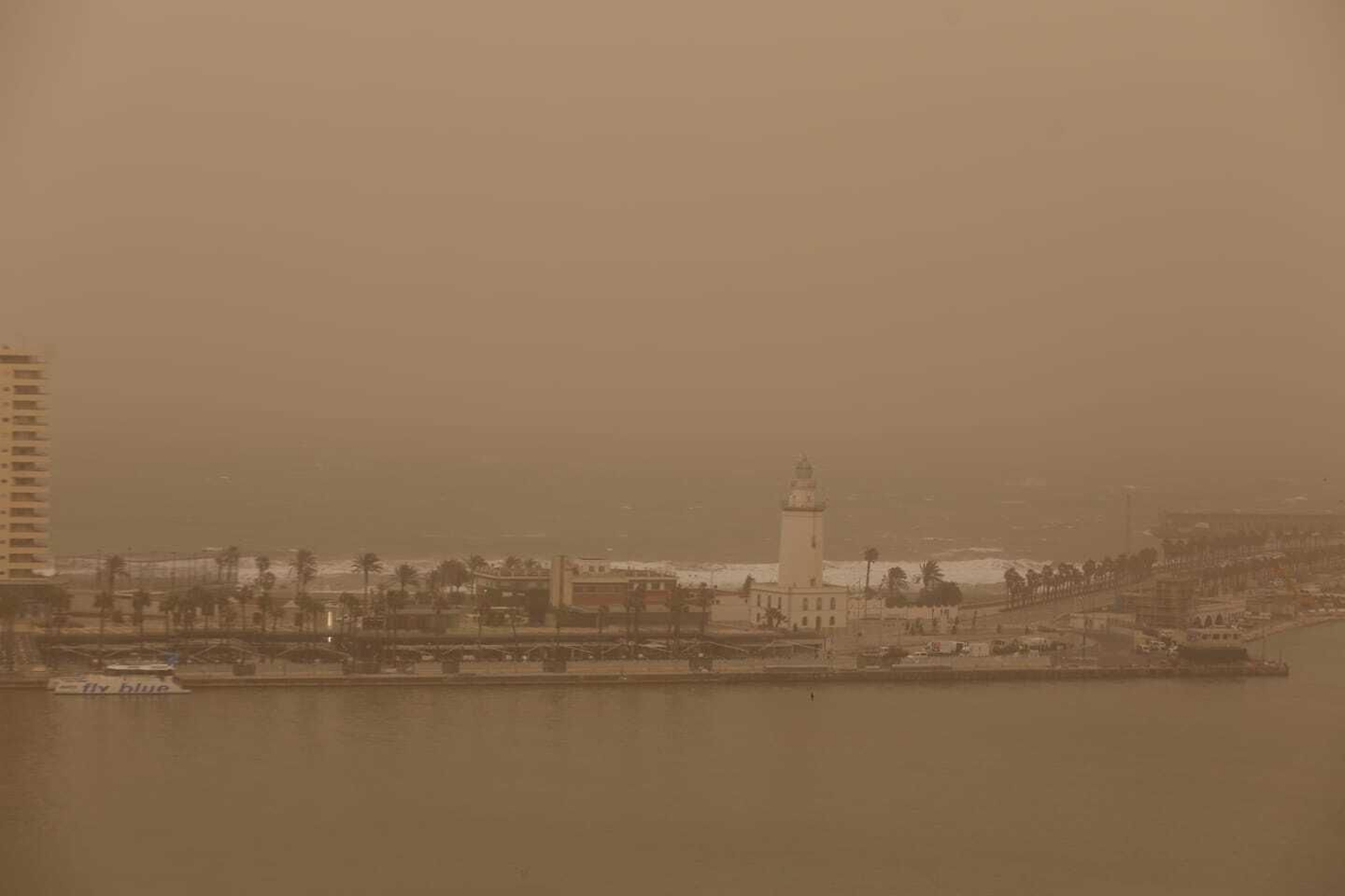 Tres años de la calima que tiñó Málaga de naranja, en imágenes
