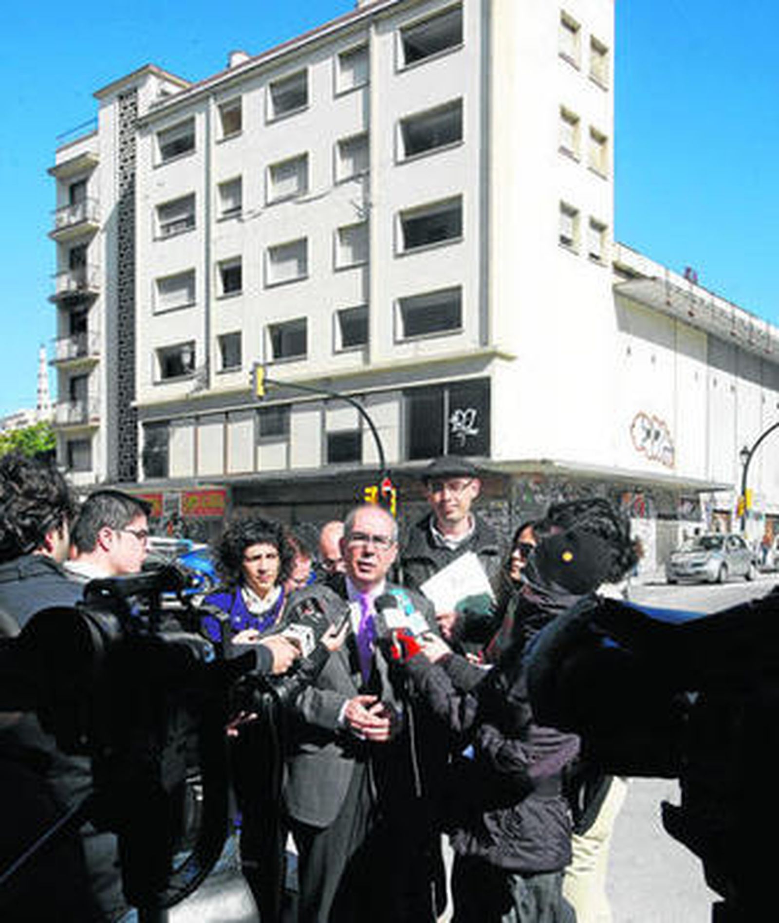 El portavoz de IU en el Ayuntamiento ayer delante del antiguo cine Astoria.