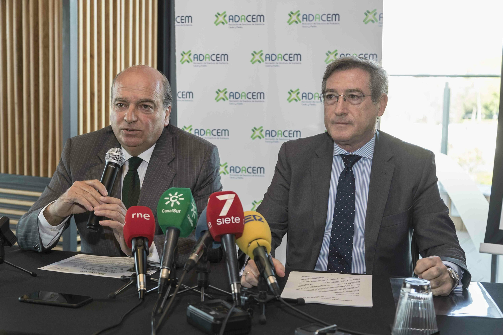 Rafael Carmona (derecha) presidente del puerto de Sevilla.