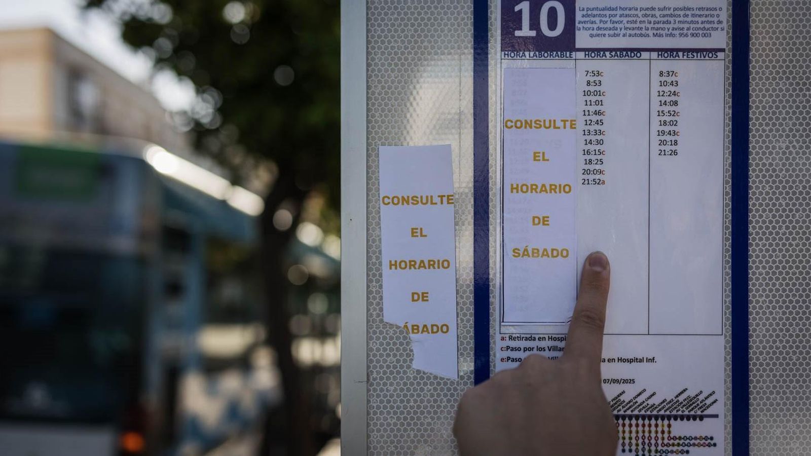 Un cartel de la línea 10 con la modificación de horarios. Un cartel de la línea 10 con la modificación de horarios.