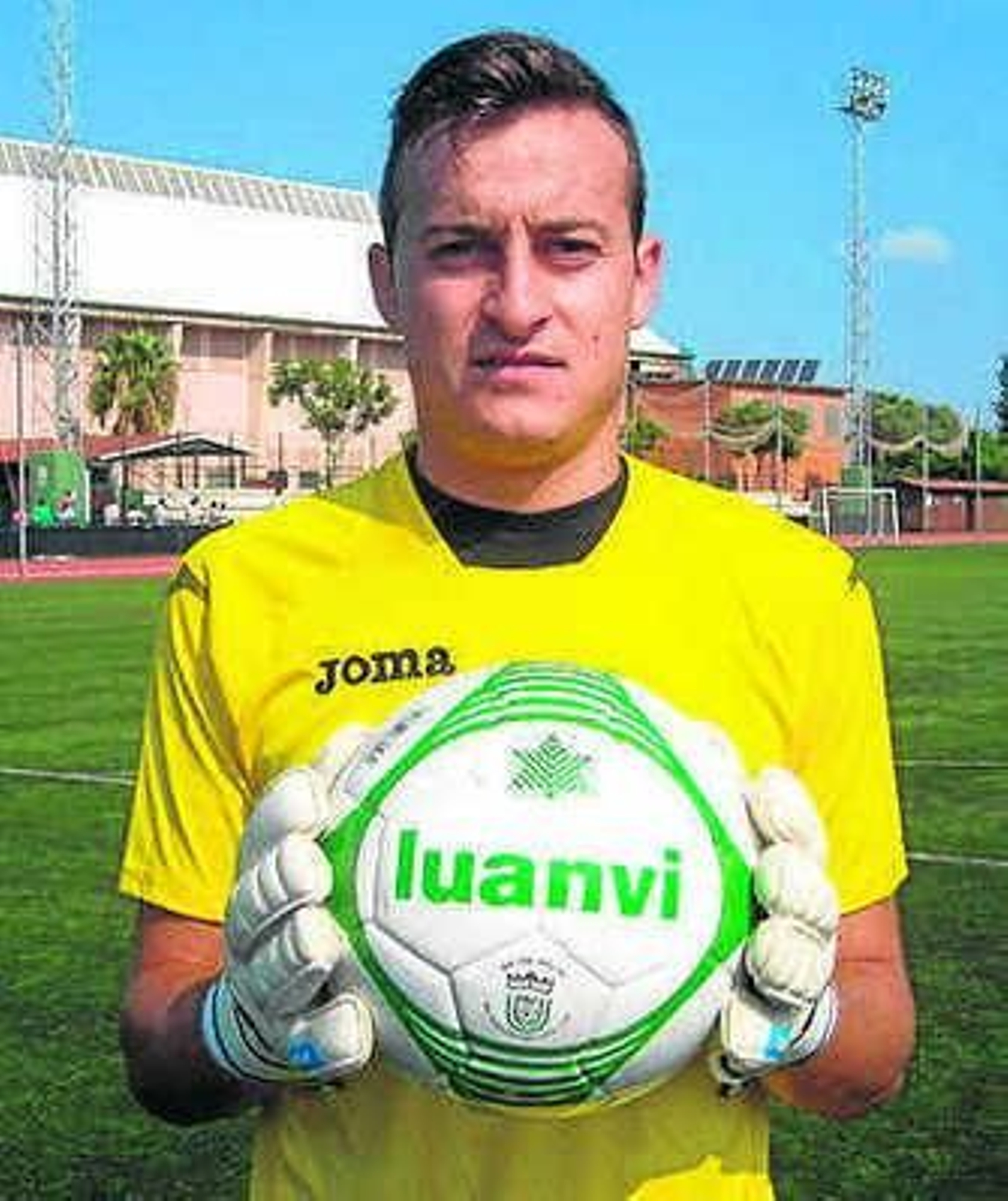 El meta Manu, con el nuevo balón.