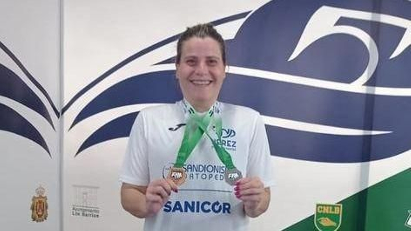 Esther Camí muestra orgullosa algunas de las medallas logradas con el Jerez Máster. Esther Camí muestra orgullosa algunas de las medallas logradas con el Jerez Máster.