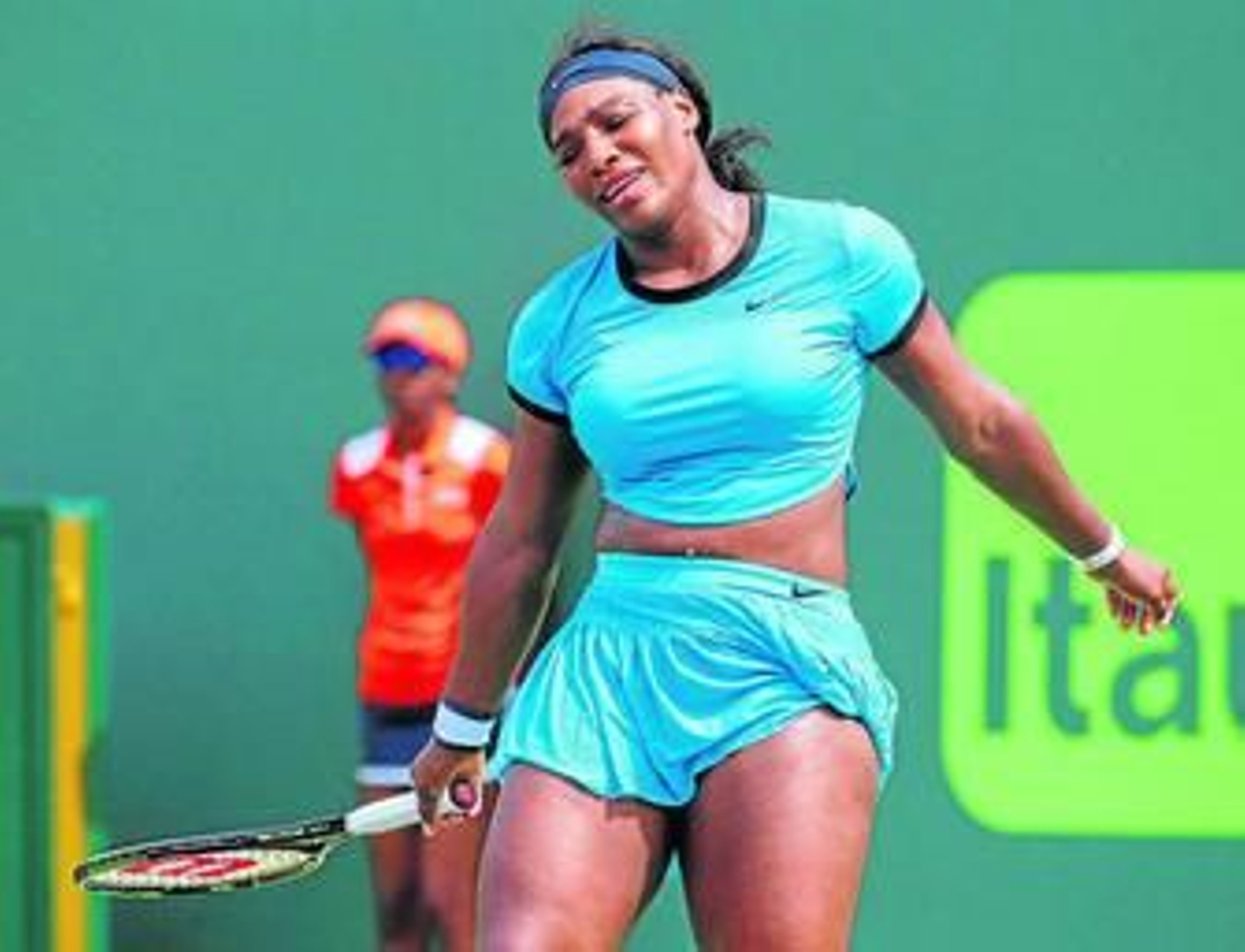 Serena Williams, desesperada, se lamenta durante su duelo con Kuznetsova.