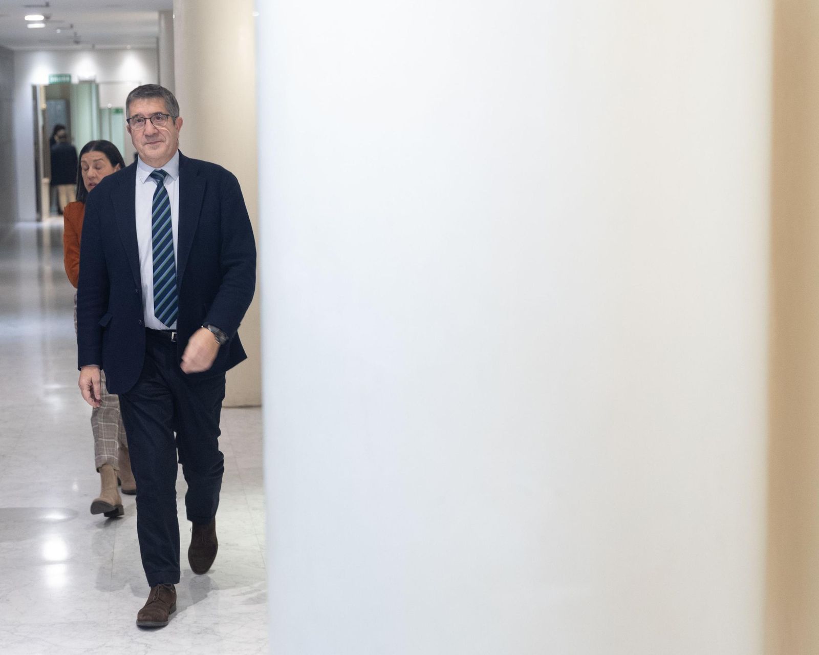 El portavoz del PSOE en el Congreso, Patxi López, en los pasillos del Congreso.