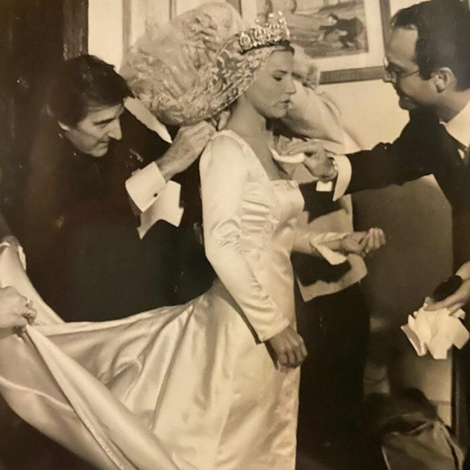 El diseñador Emanuel Ungaro abrocha el vestido nupcial de Eugenia Martínez de Irujo