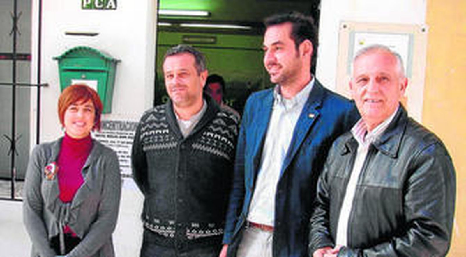 La parlamentaria regional, Lola Quintana, el portavoz de IU en la Cámara andaluza, José Antonio Castro, y los concejales Miguel Díaz y Enrique Monterroso.