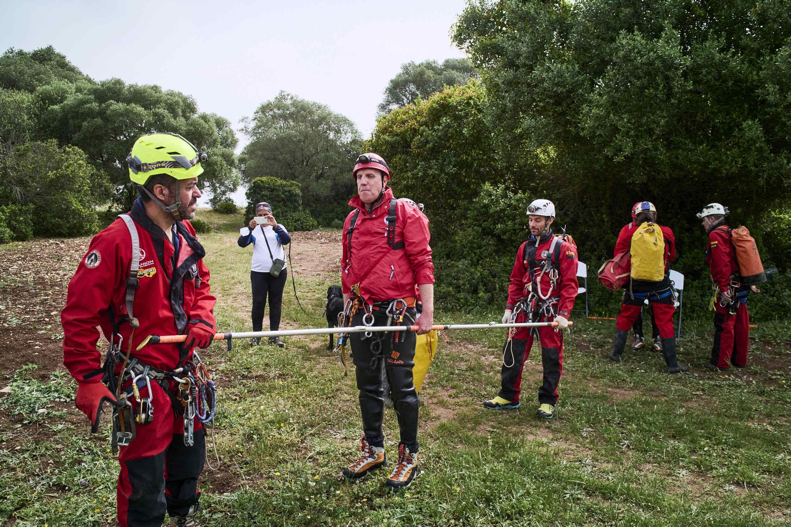 Así descienden dos personas ciegas por una cavidad de 100 metros de profundidad