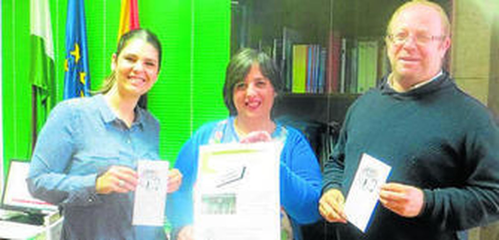 Noemí Cruz con los responsables del centro.