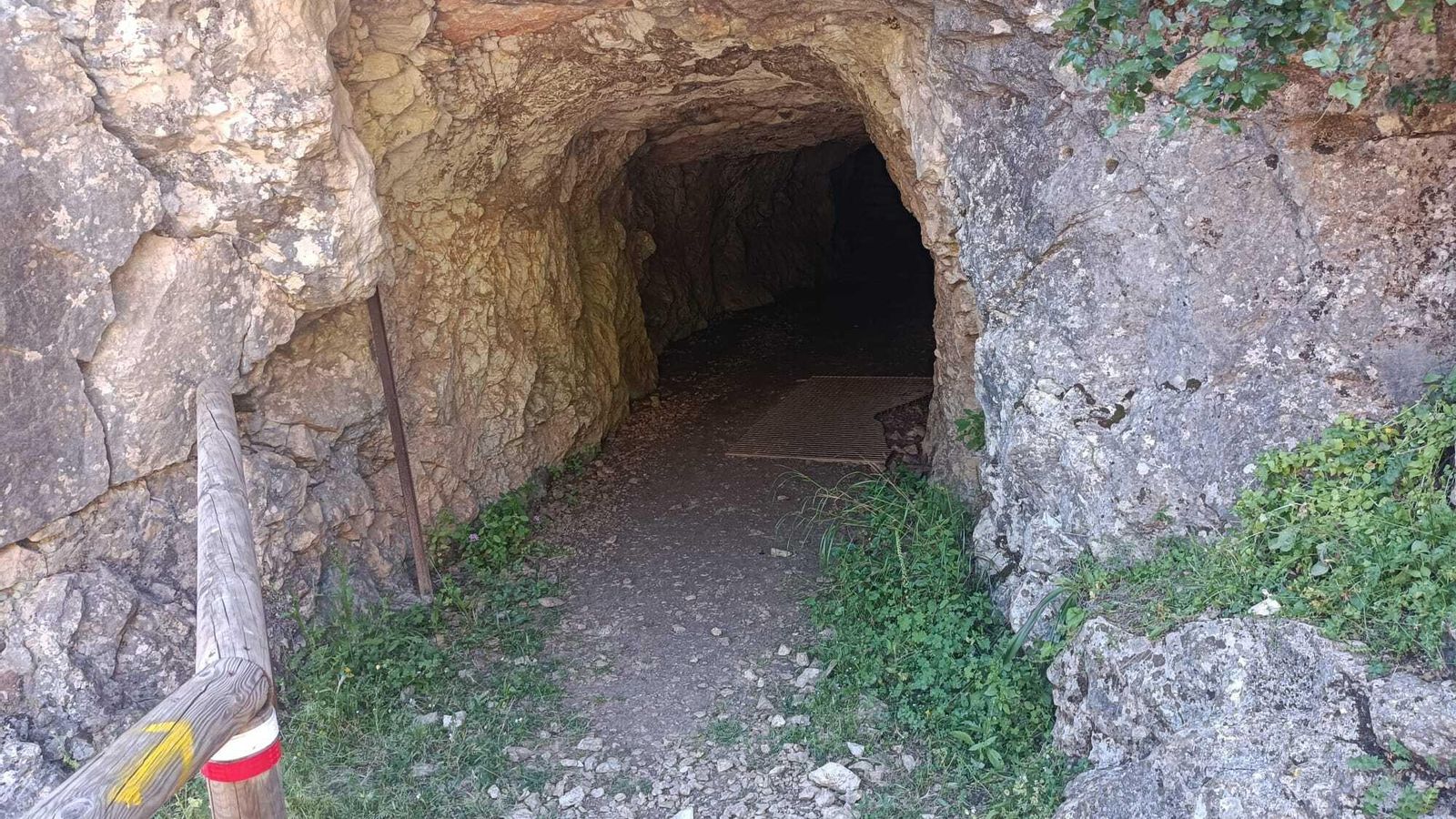Se accede al Puente de los Alemanes por una cueva.