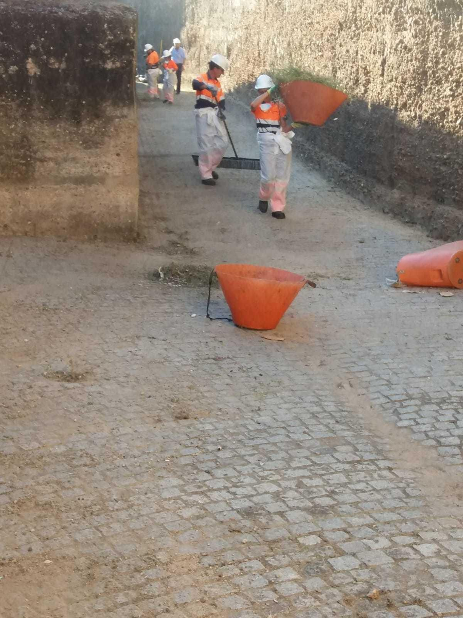 Los operarios de Lipasam durante las tareas de limpieza.