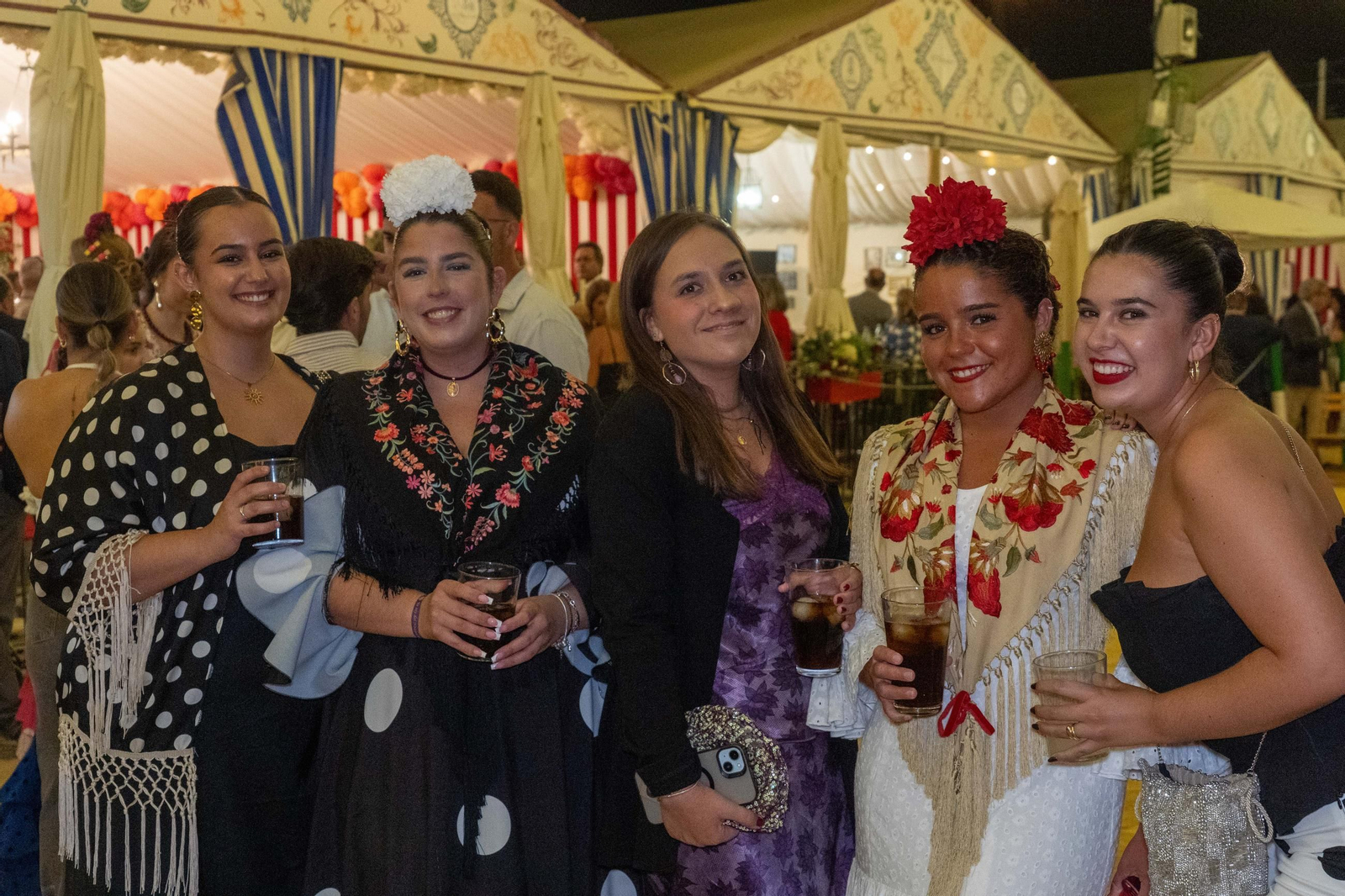 Imágenes del ambiente del ambiente de la noche del domingo en la Feria de Otoño y del Caballo 2025 de Huelva