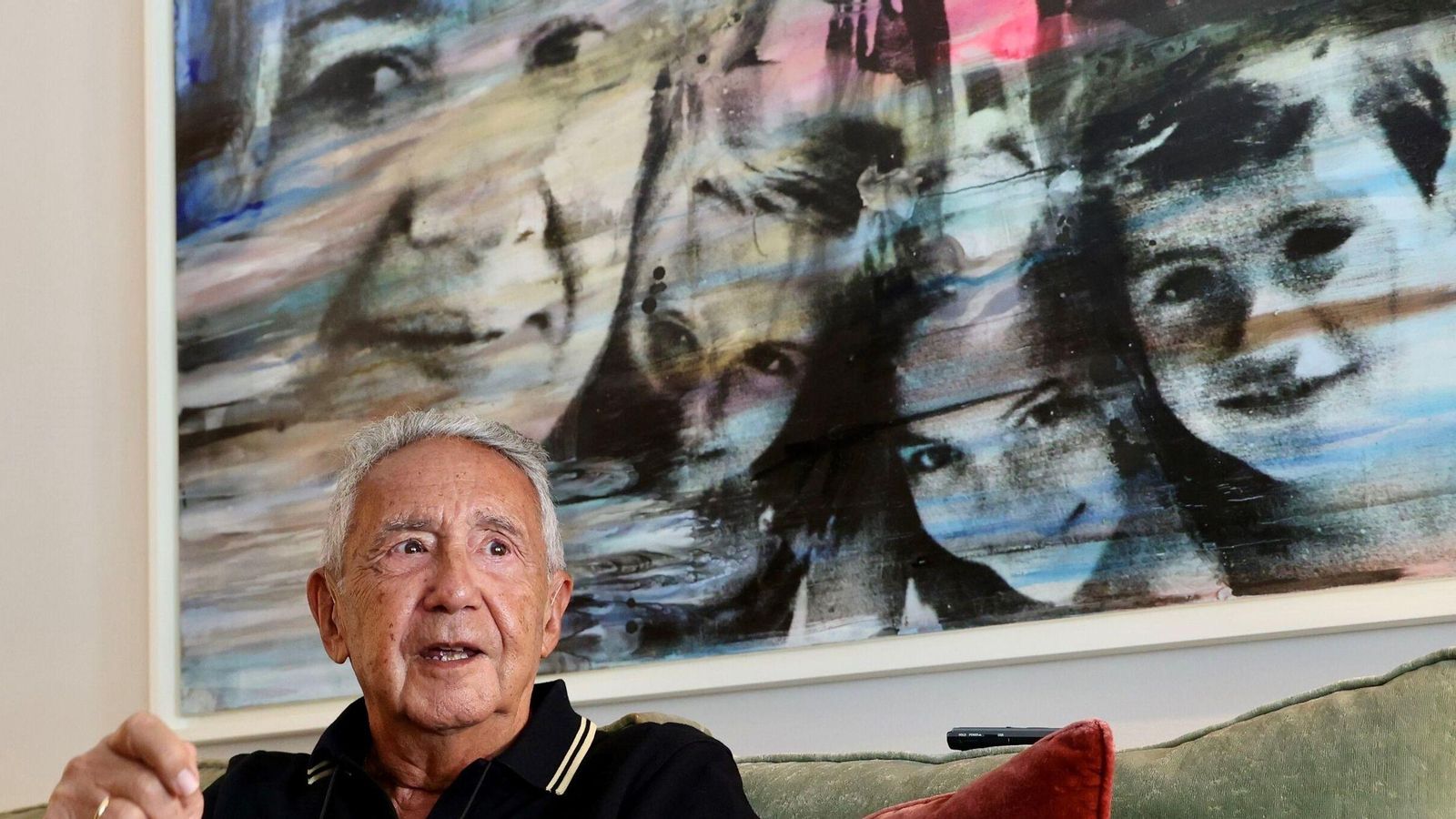 El ingeniero de Caminos y empresario José Luis Manzanares, delante de una foto de su familia