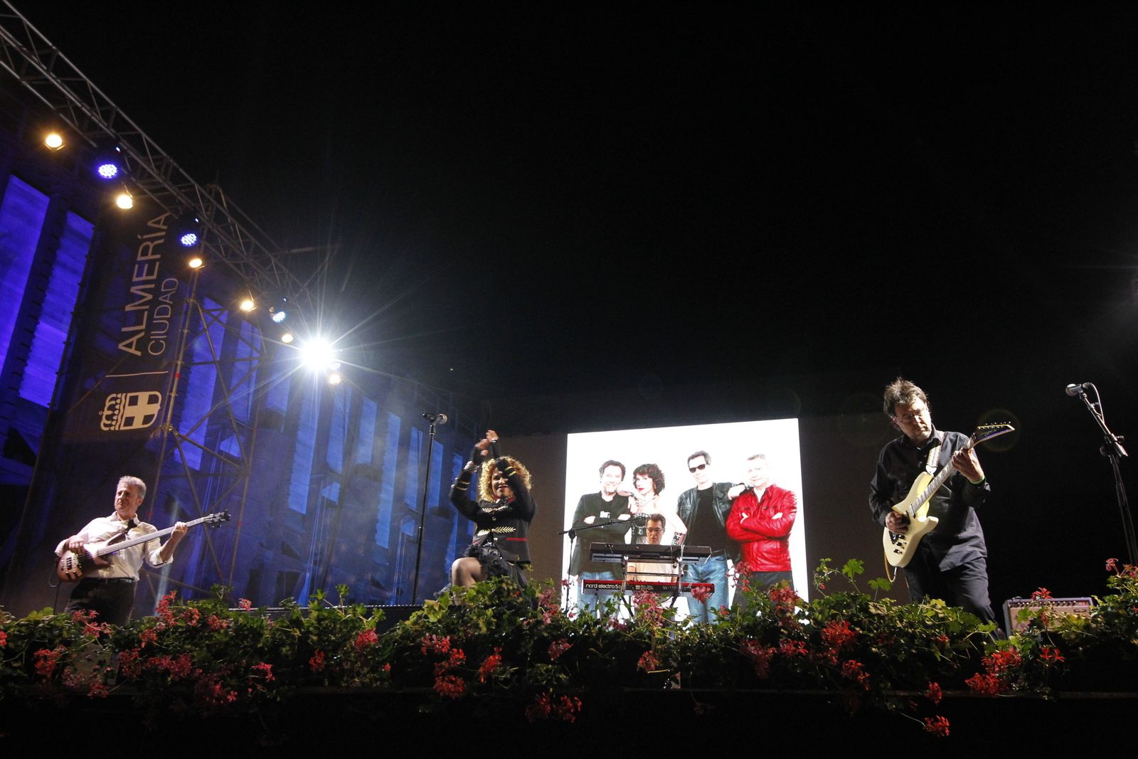 Los componentes del grupo animaron a cantar y a bailar con su repertorio musical.