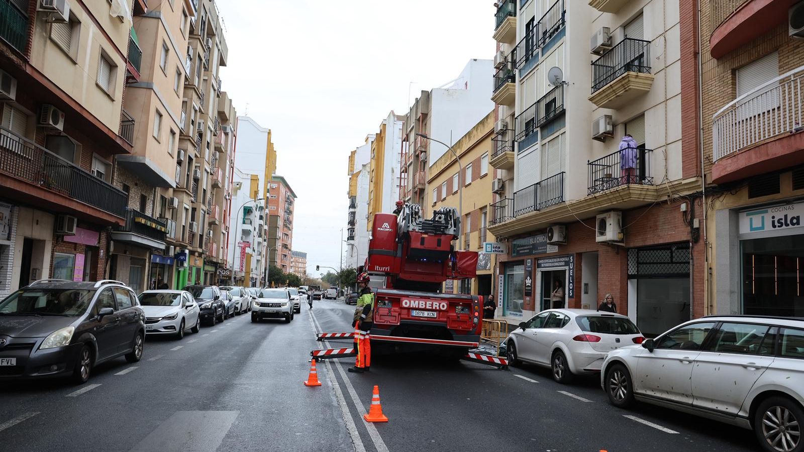 Actuación de los bomberos por la caída de un toldo en la avenida de Galaroza.