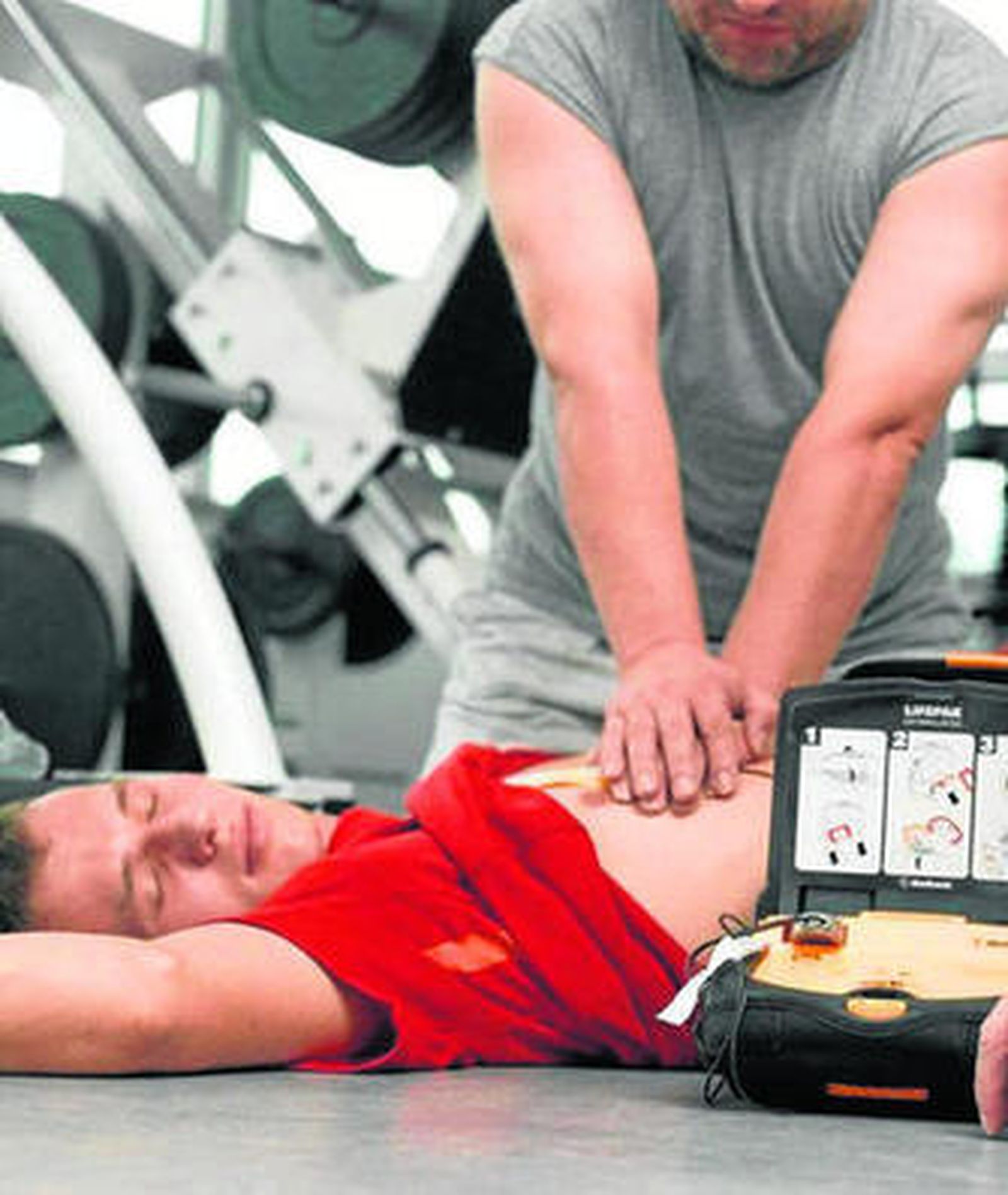 1. Simulaciones para saber utilizar el desfibrilador.2. Desde la Fundación SSG se imparte clases de primeros auxilios.