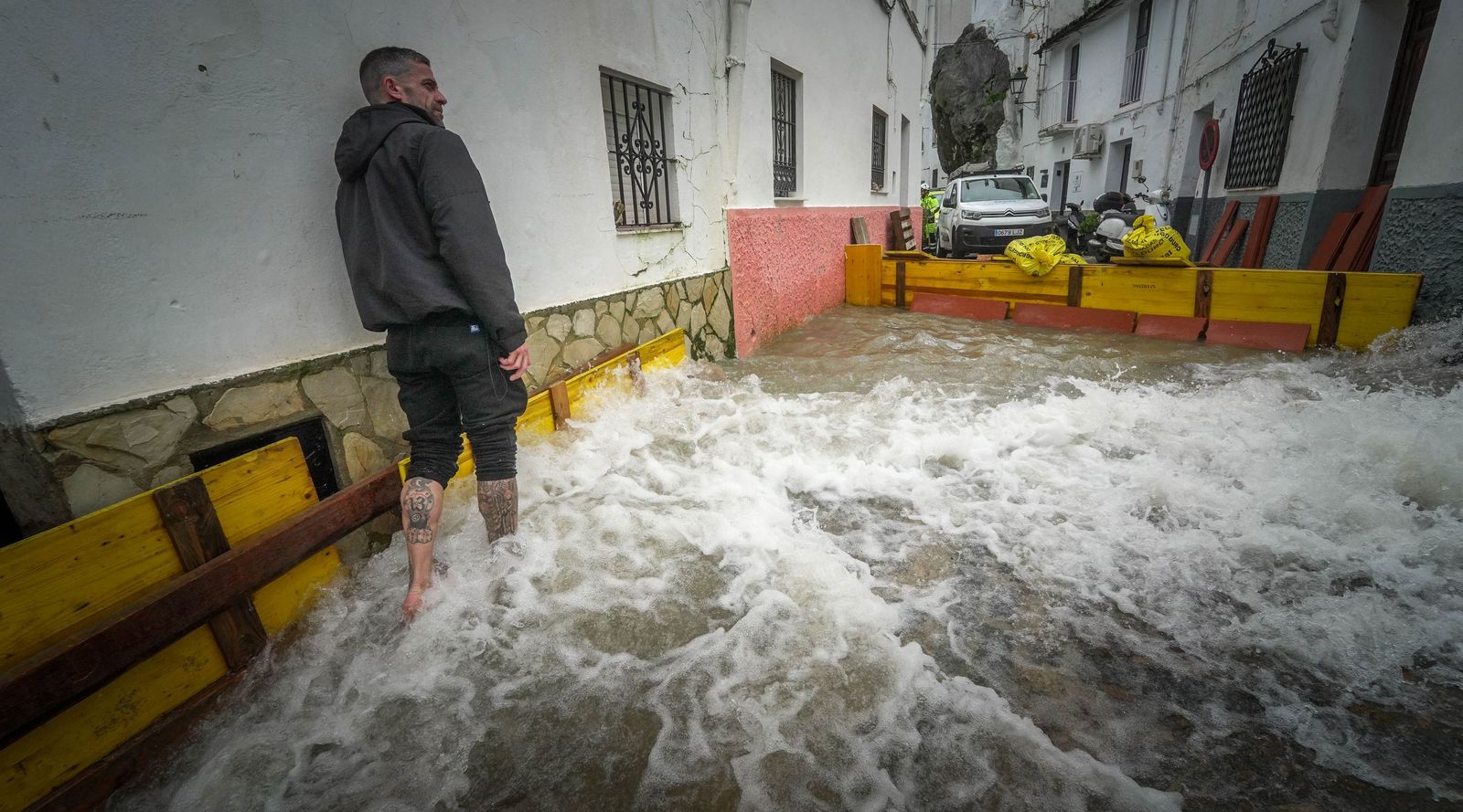 Imágenes de los torrentes de agua por las calles de Ubrique
