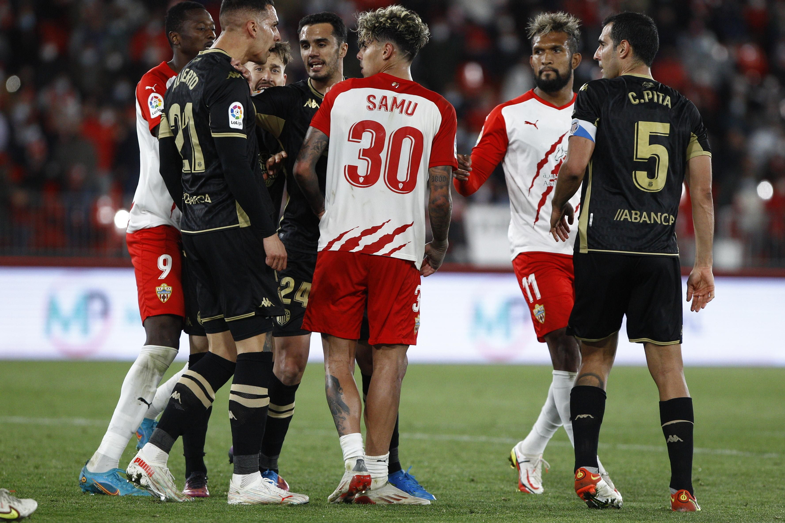 Tensión en los últimos minutos de partido.