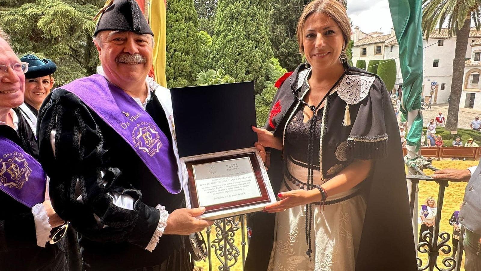 Recibiendo la distinción de manos de la alcaldesa de Ronda