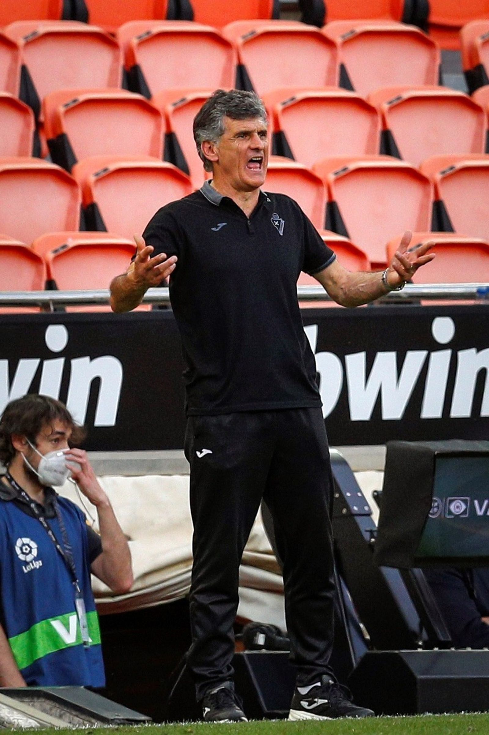 La condena del silencio de Ipurua para el  adiós del Eibar