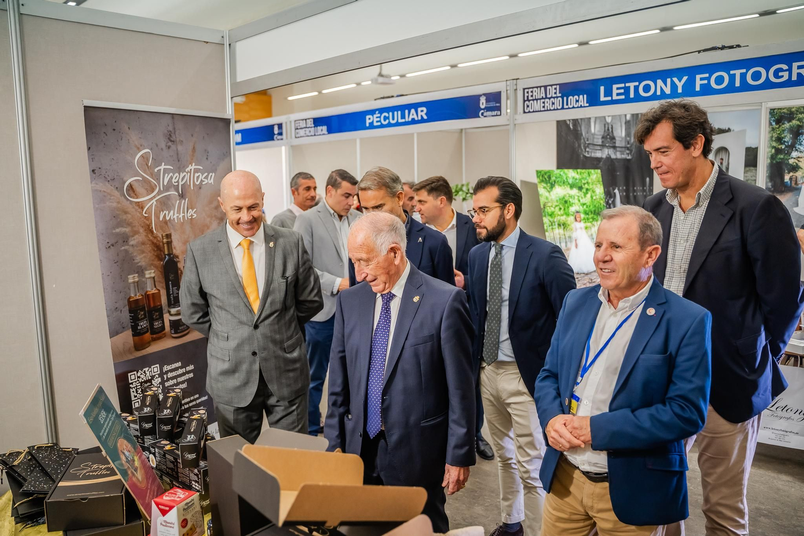 Gabriel Amat durante su visita a la Feria del Comercio Local en Aguadulce