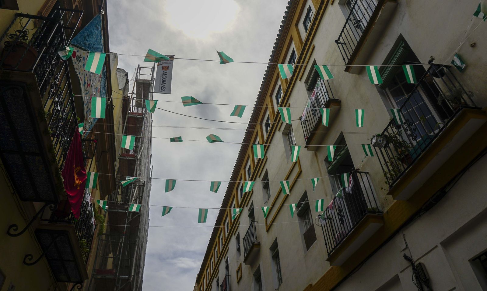 Mantones y farolillos en los balcones